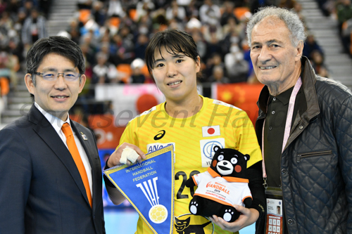 キャプテン永田はこの試合で国際試合出場100試合を達成。国際ハンドボール協会のフラッグとくまモンのぬいぐるみが記念品として贈られた