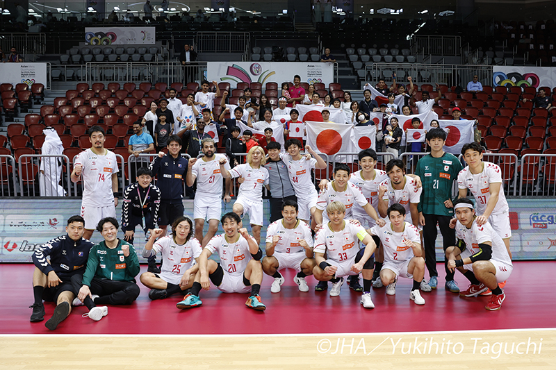 3連勝で1次リーグ突破を決めた彗星ジャパン。現地のファンとともに（©JHA／Yukihito Taguchi）